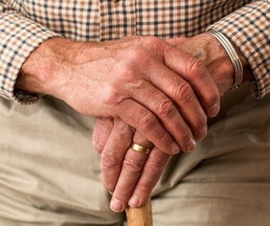 elderly-man hands 981400__340